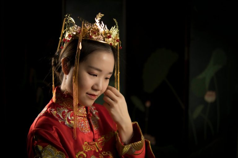 Lire la suite à propos de l’article Robe longue pour mariage chinois : Ajoutez une touche de tradition à votre jour spécial